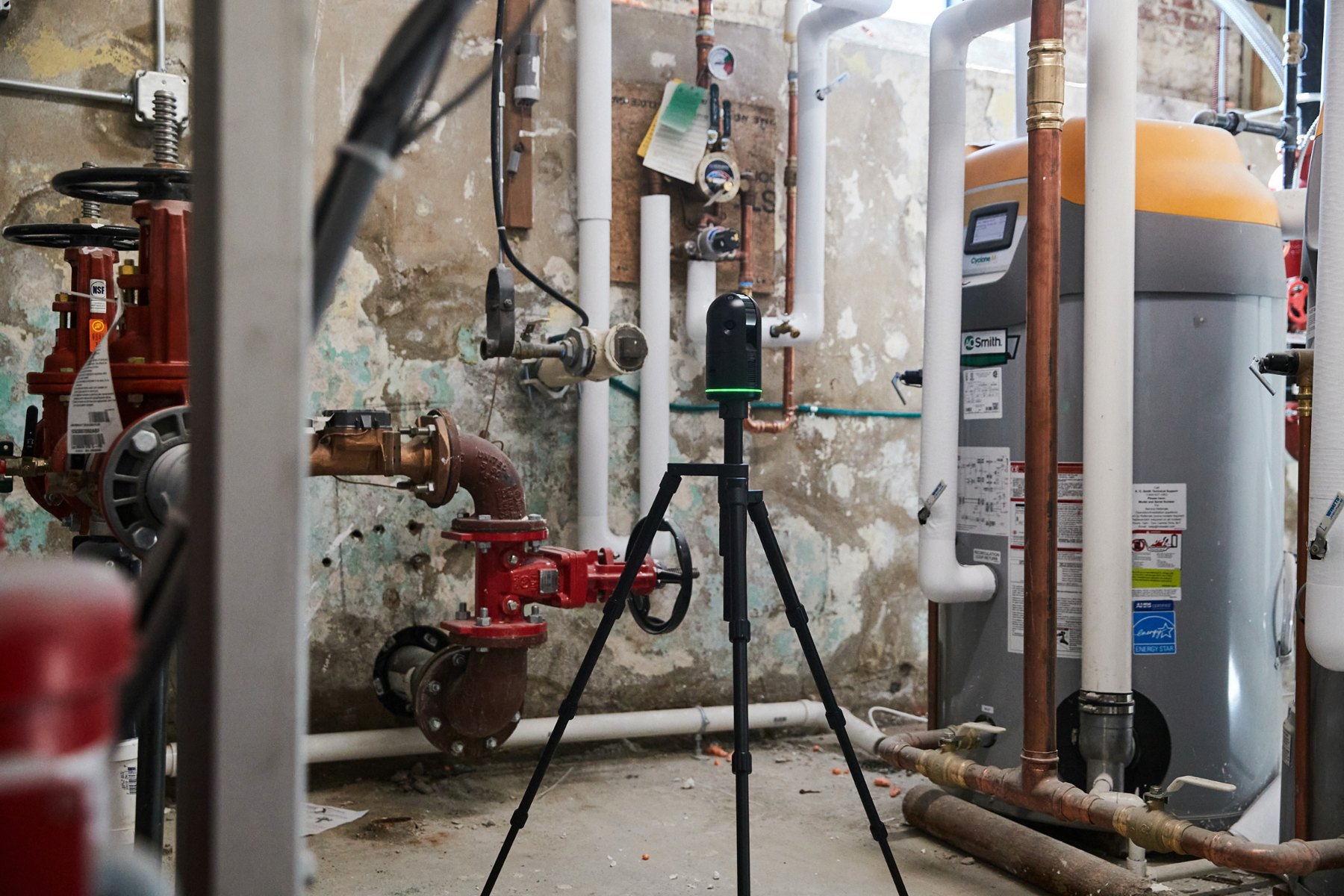 Scanner 3D realizando levantamento em ambiente industrial
